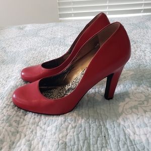 Jessica Simpson, Red heels, Size 9.5